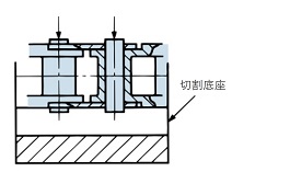 将塑料组合链条置于底座上