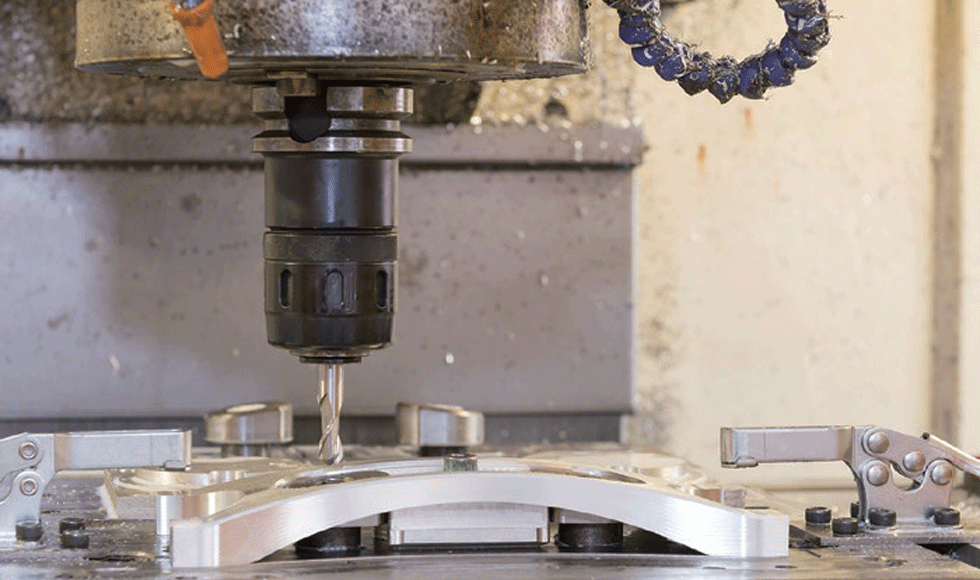 金属部品の穴加工に